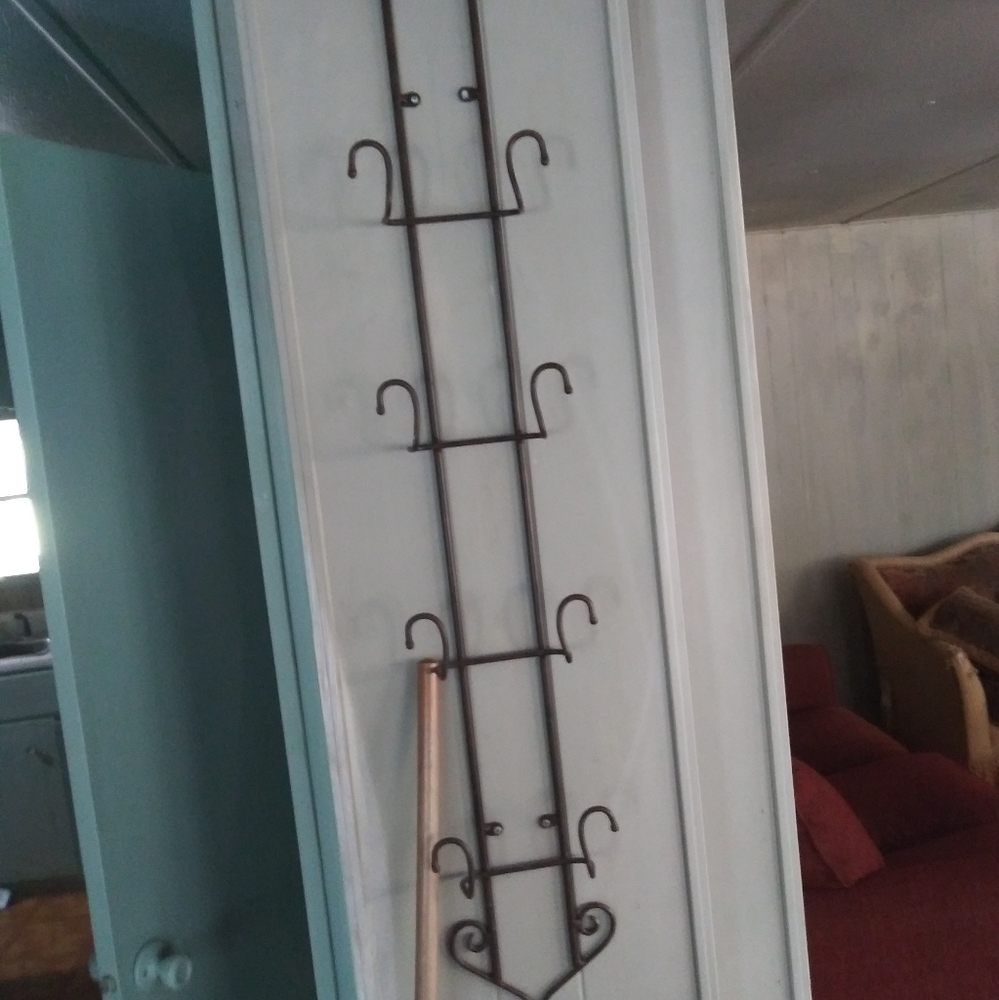 Wall mount for collectable plates